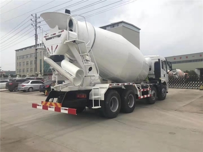 大運(yùn)風(fēng)馳8×4豪華攪拌車 高效運(yùn)輸與舒適駕乘的完美融合